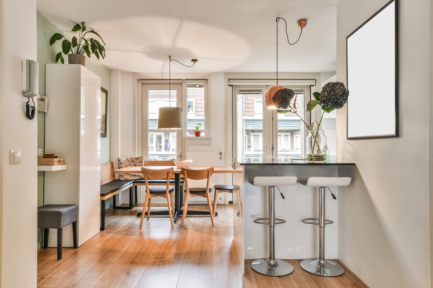 acogedora-sala-estar-apartamento-moderno_181624-60384